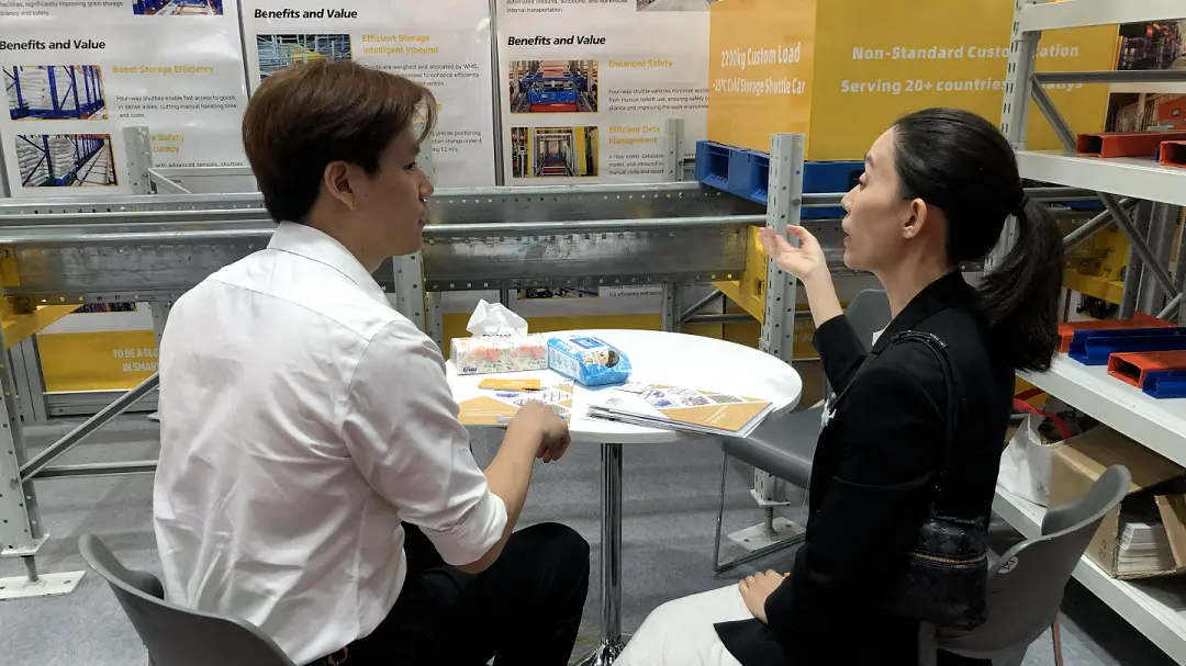 Customers discussing automated warehouse solutions with OMRACKING Customers discussing automated warehouse solutions with OMRACKING